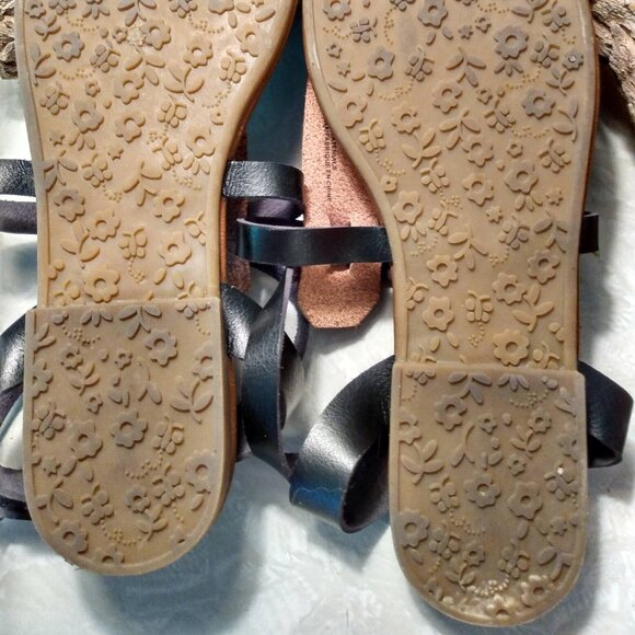 Maurices Strappy Flip Flop Sandals 9 - Picture 5 of 5